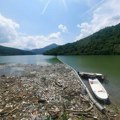 U smeću "piše" kuda teče Lim: Među otpadom koji reka donese u Potpećko jezero pronađeni rezervoari za gorivo i branici sa…