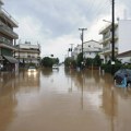 Desetak porodica iz Srbije zaglavljeno u Grčkoj zbog poplava, bujica im odnela vozila u more