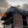 Jeziv prizor u novom pazaru Buknula vatra u kući, crni gusti dim širi se na sve strane (video)
