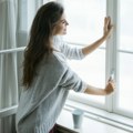 Tri laka načina Kako da sprečite stvaranje kondenzacije na prozorima tokom zime?