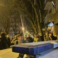 Aktivisti pokreta Kreni-promeni protestuju ispred policijske stanice Stari grad