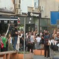 Pola sata pre zatvaranja birališta aktivisti se okupili u centru Zaječara