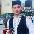 Nikola Savić iz Leskovca u narodnoj nošnji na maturskoj večeri – omaž svom predaku Svetozaru Saviću