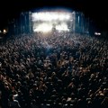 Nema gde igla da padne: Spektakularno prvo veče Arsenal festa: Massive Attack pokorio Kragujevac, neverovatna gužva na…