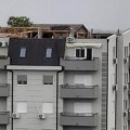 Snimljen trenutak kada oluja diže krovove u Beogradu: Zastrašujuće nevreme pogodilo prestonicu (Video)