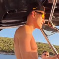 Nemanja Nedović snimljen sa ženom na jahti: Košarkaš kao kapetan broda, manekenka se skinula i pokazala silikonske grudi…