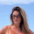 Grudi na izvol'te, tračice u zadnjici! Naša voditeljka zapalila mreže hot izdanjem s plaže! (foto)