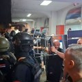 Građani se noćas okupili ispred prostorija SNS-a u više gradova, u NS letele stolice, korišćene motke...