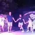 Gde su Srbi, tu je veselje! Pogledajte kakav su šou usred Kušadasija napravili naši turisti