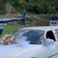 Nesvakidašnji dolazak mlade na svadbu podelio region: Iz limuzine ušla pravo u helikopter pa izazvala buru komentara -"Cenim…