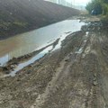 Meštani Pločničke u niškom naselju Deveti maj umesto hodanja po asfaltu „plivaju do svojih kuća“