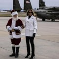Меланија Трамп на себи носи 5.400 евра и само њој то успева: Прва дама ухватила Деда Мраза под руку па послала поруку