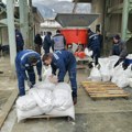 (Foto) Spremaju džakove da bi se odbranili od nadošlog lima, spasilačke ekipe na terenu! Reka se izlila, dramatično u tri…
