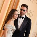 Kris Evans sa suprugom prvi put iu javnosti nakon što su dobili ćerku: Supružnici zablistali na dodeli Oskara