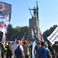 UŽIVO Studentski skup u Kraljevu: „Hoćemo li slobodu ili SNS kartel, istinu ili Informer“ (FOTO, VIDEO)