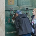 Ljudi čekaju satima da provire kroz ovu ključaonicu - evo šta se nalazi s druge strane vrata