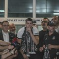 VIDEO Nezapamćena scena na aerodromu: Vlasnici Bešiktaša dali Vlahoviću 35 miliona, on im doneo dve gajbice paradajza iz Srbije…