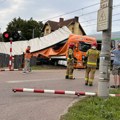 Bosanac za dlaku izbegao smrt, kamere snimile jezivi sudar sa vozom! Pravo je čudo da je živ