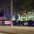 Hitna reanimira osobu u Bulevaru kralja Aleksandra. Teška nesreća u Beogradu, motor prevrnut, policija na licu mesta.
