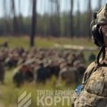 "Momci, treba li vam hrane?" Ukrajinski vojnik doneo Rusima NATO suve obroke, jeli zajedno u rovu, a onda usledio obrt!