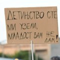 „Detinjstvo ste mi uzeli, mladost vam ne dam“: Transparenti sa protesta
