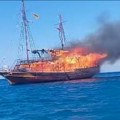 Snimljen prizor drame na rodosu: Vatra kulja, ceo brod u plamenu, putnici skaču u Egejsko more (video)