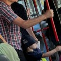 "Kakav deda, takav unuk": Ovo je najslađa fotografija iz beogradskog autobusa koju ćete danas videti