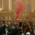 (FOTO) Bakljada u albanskom parlamentu: Opozicija ometala glasanje o budžetu