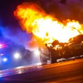 Gori automobil na Banjici: Vatra ga progutala, dim kulja na sve strane