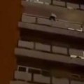 Uznemirujuće scene na Novom Beogradu Krvav muškarac visio s terase devetog sprata, ono što je zatim uradio šokiralo je…
