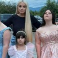 Преслатке близнакиње са Дауновим синдромом прославиле матуру: Девојчице изгледале као принцезе, а њиховој срећи нема краја