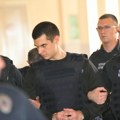 Uroš Blažić sa pancirom na grudima, stražari ga izvode iz sudnice: Prve fotografija nakon haosa u Višem sudu