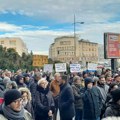 FOTO i VIDEO: Novosađani ostavili poruke ispred Skupštine grada, a potom podržali studente u kampusu UNS