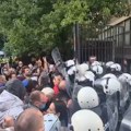 VIDEO Novi incidenti u Novom Sadu: Policija upotrebila biber sprej ispred suda, priveden fotoreporter