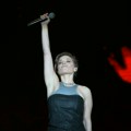 Gala zapevala svoj megahit na Exit-u i pumpala sa studentima: Na kraju na srpskom rekla – „Srbijo, ustani za svoja prava“ VIDEO…