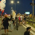 (BLOG) Veliki broj ljudi na blokadi u Zemunu: Protesti u gradovima širom Srbije