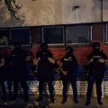 Policajac ženi udario šamar ispred prostorija SNS na Vračaru (video)