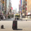 VIDEO: Strani turisti u Japanu ostavljaju kofere gde god stignu - pa i nasred ulice