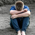 Na sahrani TINEJDžERA samo jedan vršnjak Očajan dečakov brat se otvorenim pismom obratio premijerki, papi i ministru prosvete…