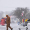 (Foto) Snežna oluja u SAD: Najmanje 20 država proglasilo vanredno stanje, Tramp pozvao građane da ostanu na toplom