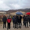 Meštani prete blokadom: Žitelji sela u Župi nikšićkoj, okupljeni ispred rudokopa, traže njegovu rekultivaciju