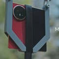 Upadljivo crveni Honor Magic V6 je toliko tanak i izdržljiv da menja pojam čvrstoće i izdržljivosti telefona
