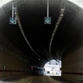 Napravio polukružno usred petlje i najbržom trakom krenuo u kontrasmer ka tunelu! Detalji drame na "Milošu Velikom", zbog ovog…