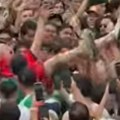 Neverovatne scene na SP: Navijači Meksika opkolili navijača Južne Koreje, pa uradili nešto neočekivano