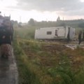 (Video) Teška nesreća u Turskoj: Autobus sa turistima završio na krovu, ima mrtvih i povređenih!