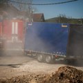"Malo je falilo da vatra stigne do kuća": Veliki požar u Beogradu, meštani pomagali vatrogascima (video)