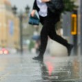 (Video) Jaka oluja lomila stabla! Usred snažnog nevremena povređena žena: Radnica u marketu iznosila smeće drvo palo na nju…