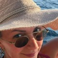 "Ne vidim svrhu deljenja ovakvih slika", pevačica ima četvoro dece, a sada se slikala na jahti - dekolte gori