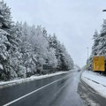 Nadomak srpskih planina kao u januaru! Metež na putu od Nove Varoši prema Zlatiboru: Sneg ne oprestaje da pada, kamioni u…