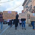 Protest protiv akušerskog nasilja: Inicijativa demonstranata predata menadžmentu ZC Vranje VIDEO